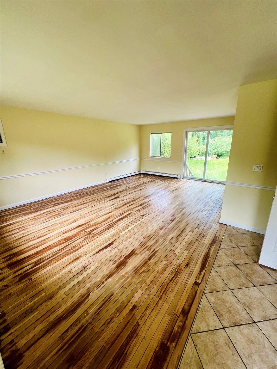 Coram, NY 11727,7 Murray LN