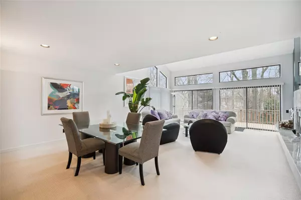 Manhasset, NY 11030,23 Yale DR