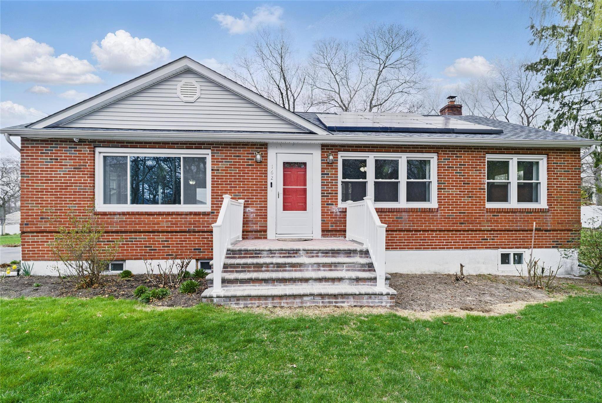 162 Berkshire DR, Farmingville, NY 11738
