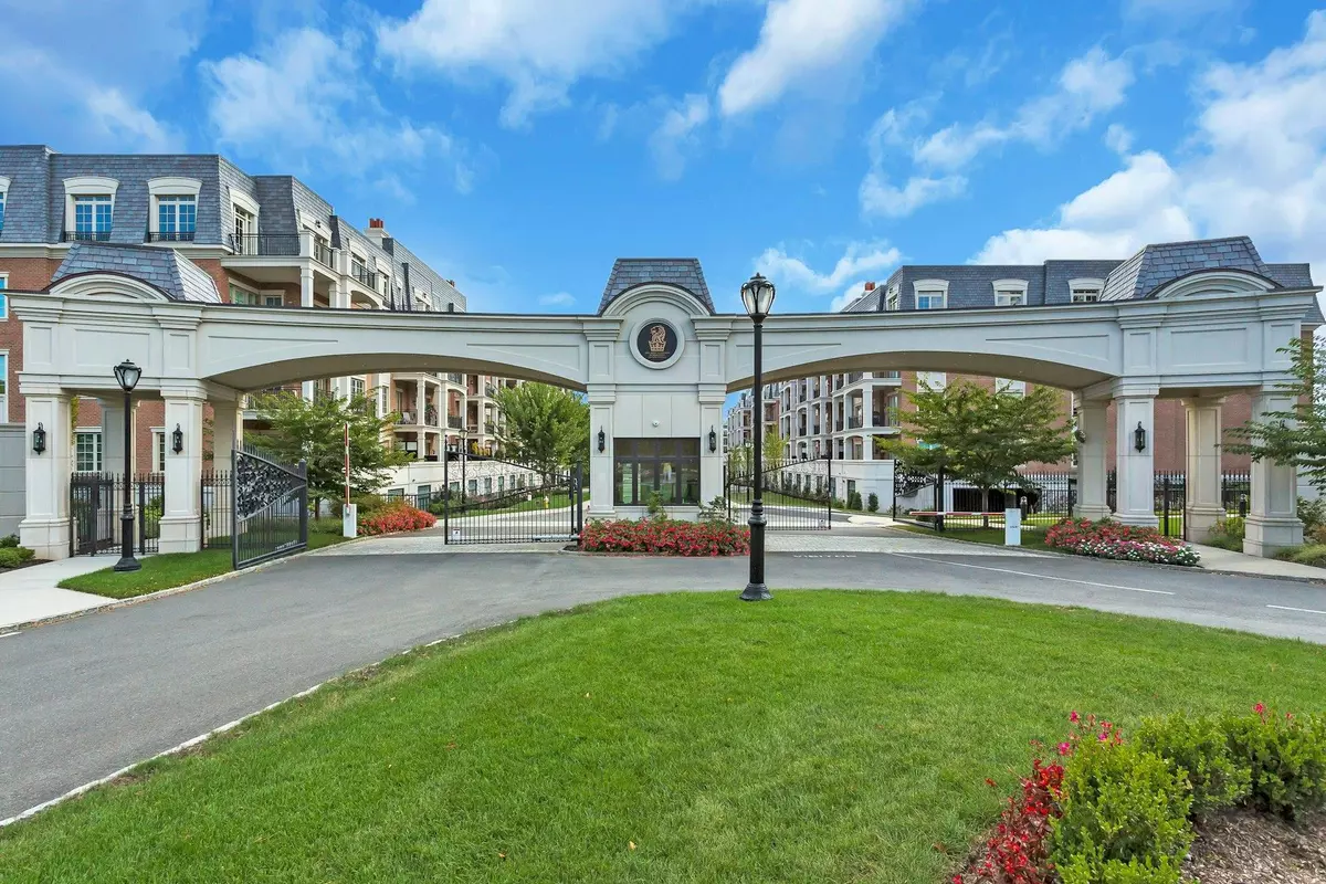 North Hills, NY 11040,3000 Royal Court Royal CT #3201
