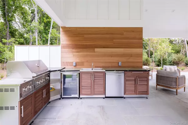 East Hampton, NY 11937,4 Dogwood DR