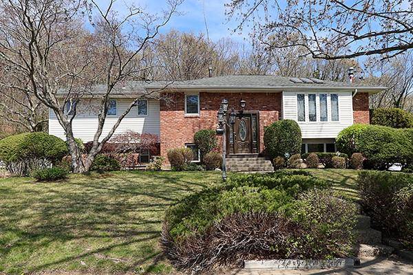 80 Lauren AVE, Dix Hills, NY 11746
