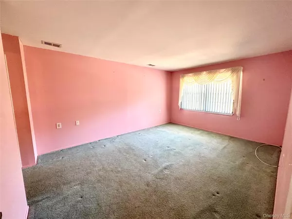 Coram, NY 11727,11 Theodore DR