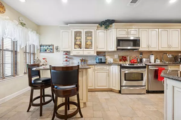 Massapequa Park, NY 11762,60 Southgate CIR