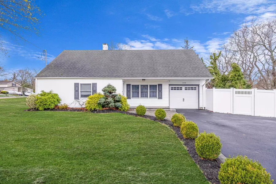 108 S Bicycle PATH, Selden, NY 11784