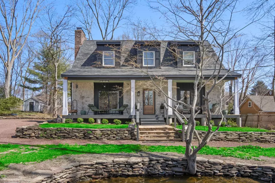 9 Bittner LN, Centerport, NY 11721