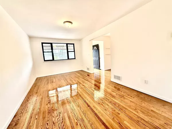 Bronx, NY 10469,1031 E 215th St, Bronx, Ny
