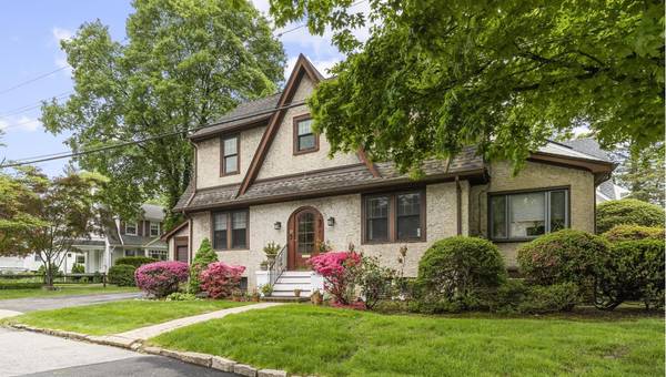 19 Glenorchy PL, New Rochelle, NY 10804