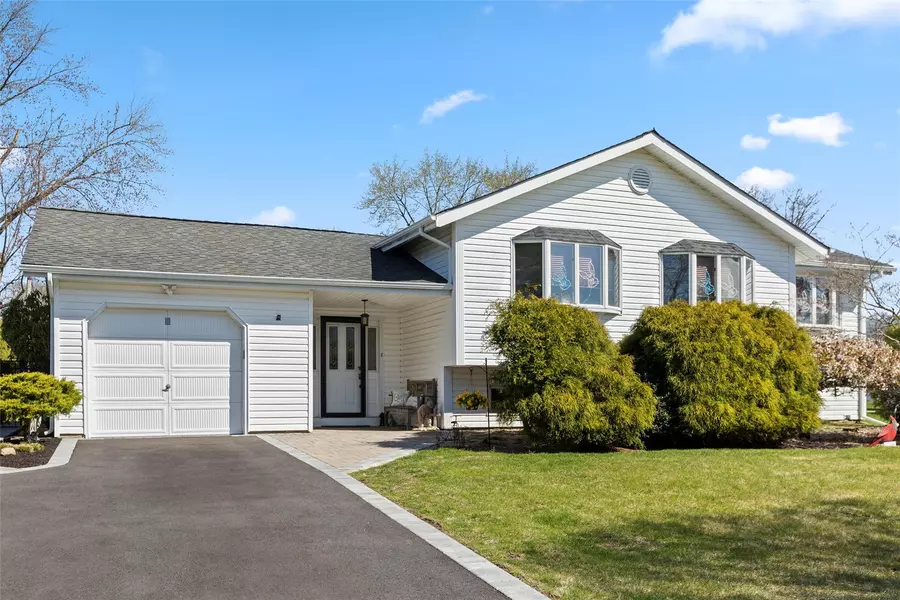 10 Holly DR, East Northport, NY 11731