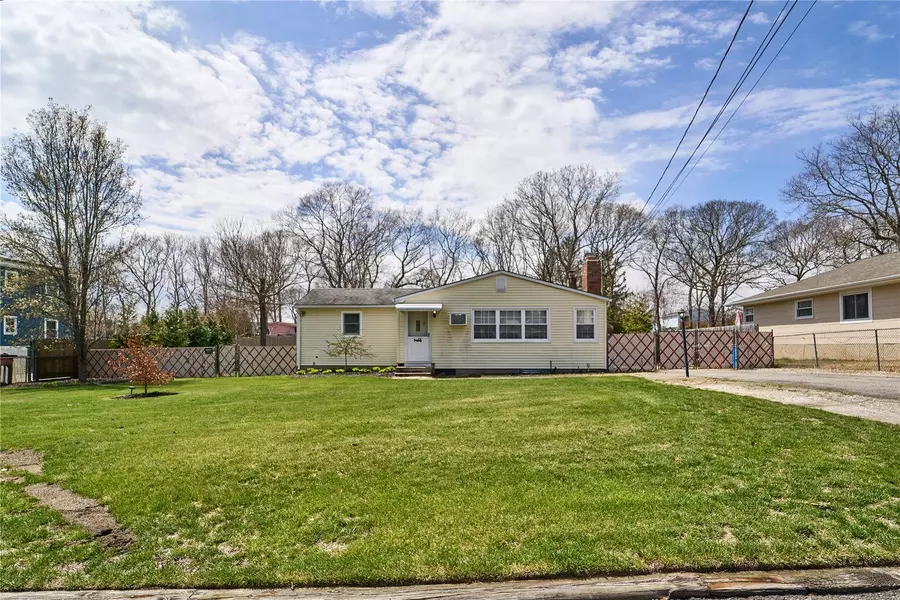 221 W End AVE, Shirley, NY 11967