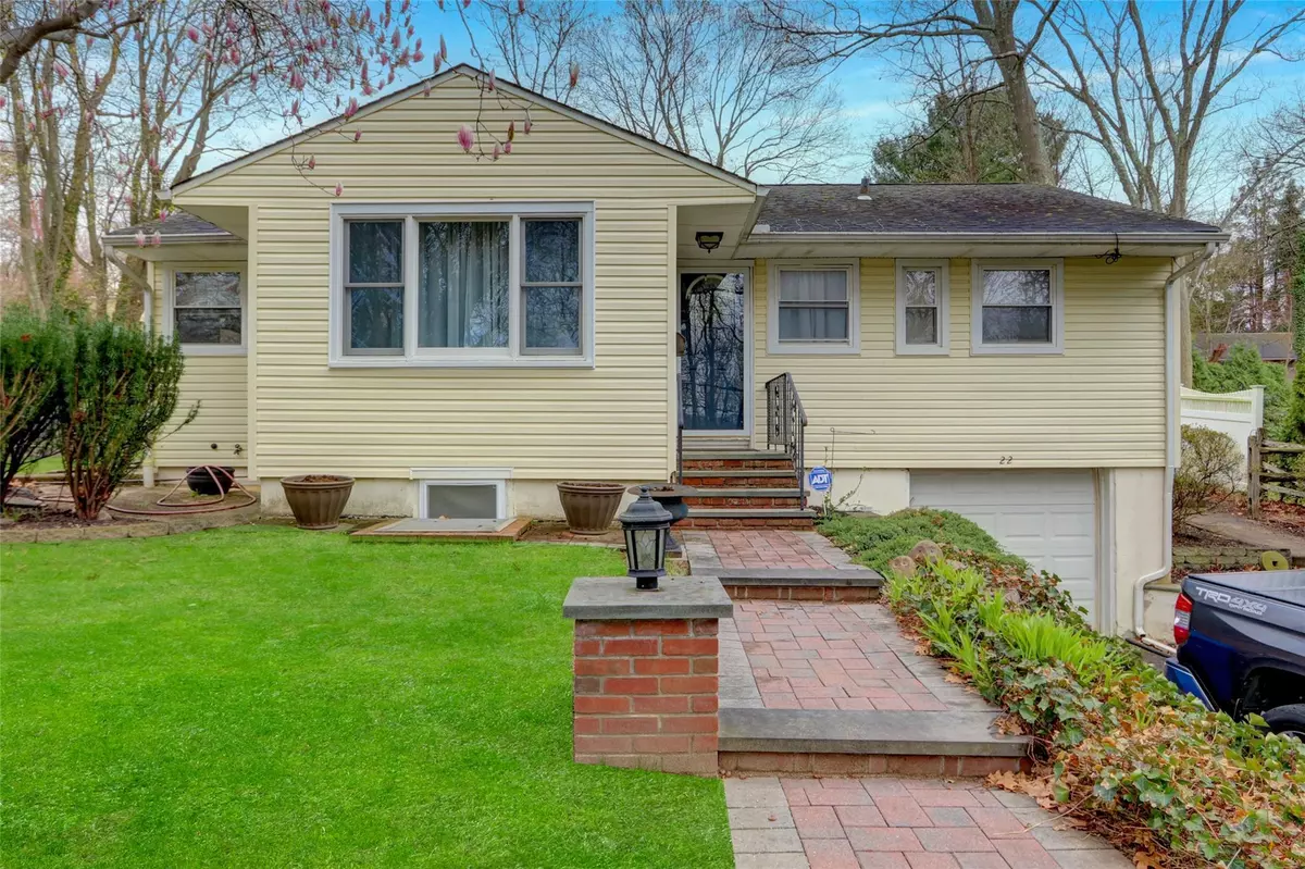 Huntington, NY 11743,22 Walnut PL