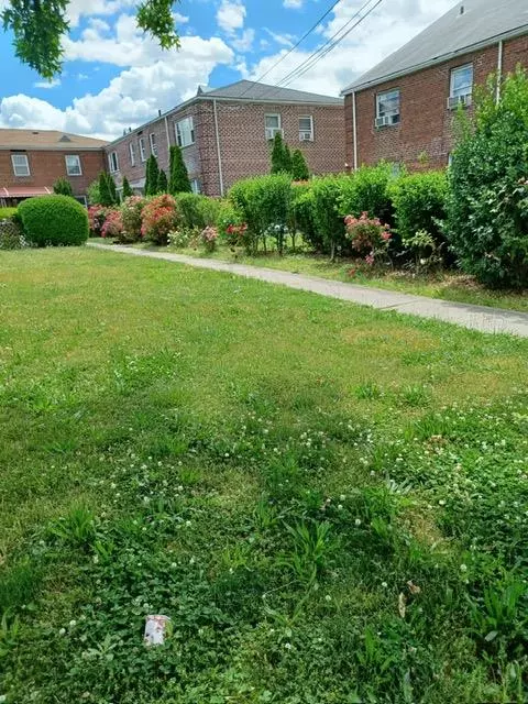 Whitestone, NY 11357,20-25 Parsons BLVD