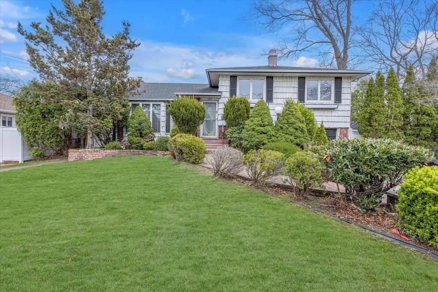 595 Saint George AVE, North Babylon, NY 11703