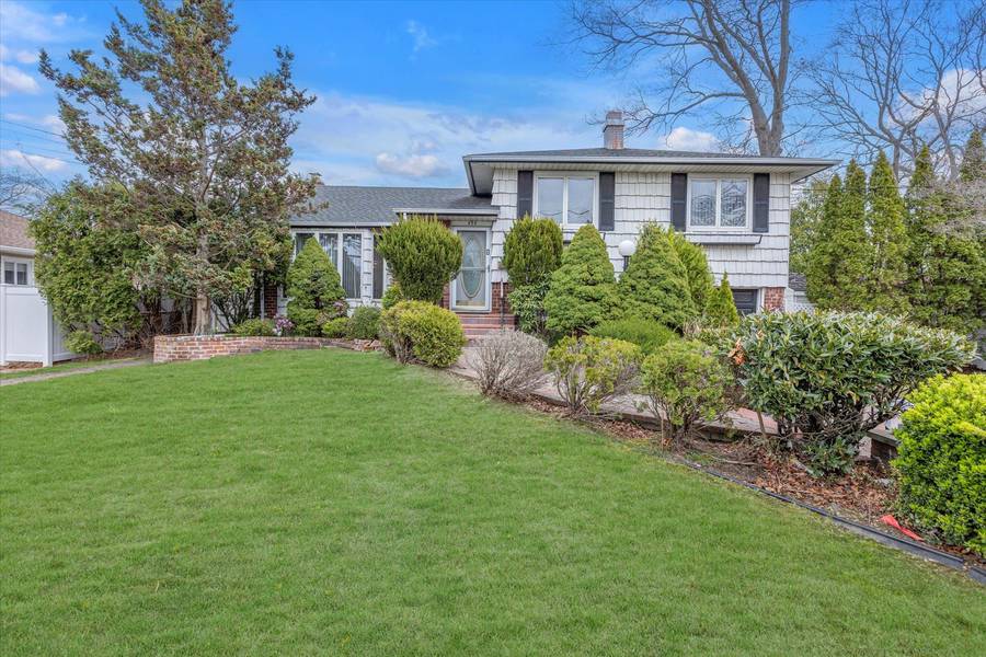 595 Saint George AVE, North Babylon, NY 11703