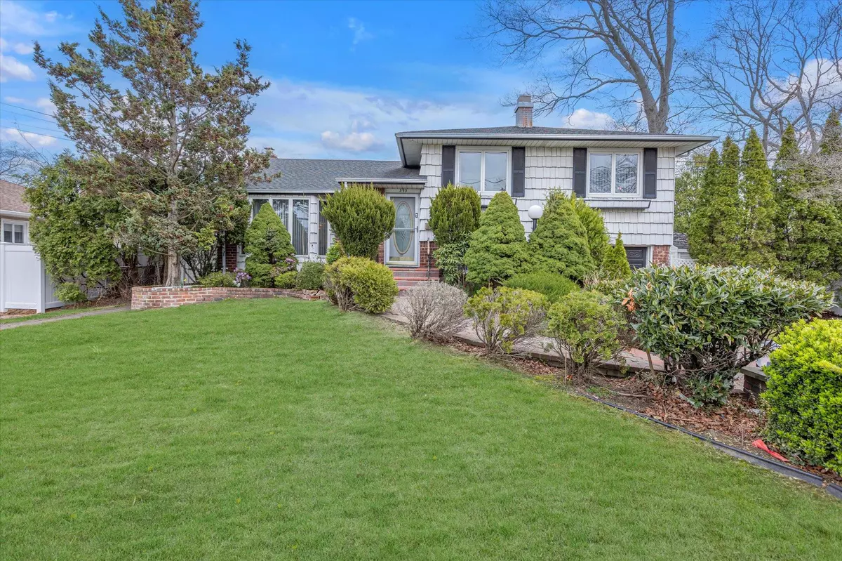 North Babylon, NY 11703,595 Saint George AVE