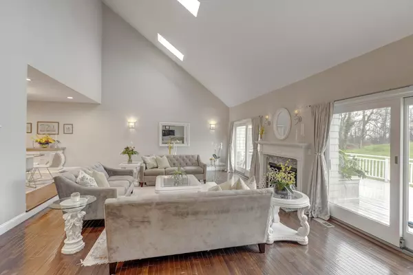 Glen Cove, NY 11542,26 Beechwood CT