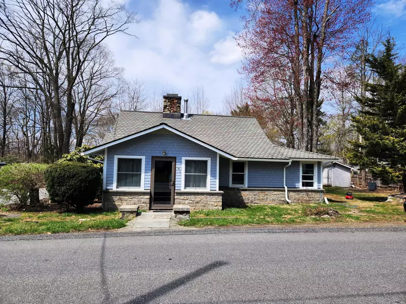 31 Woodland RD, Mahopac, NY 10541