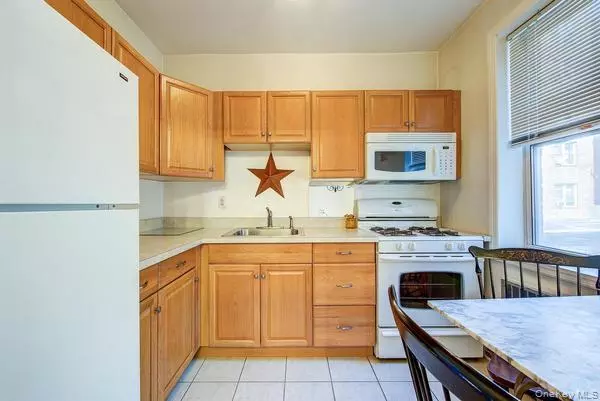 Rego Park, NY 11374,63-61 99th ST #A4