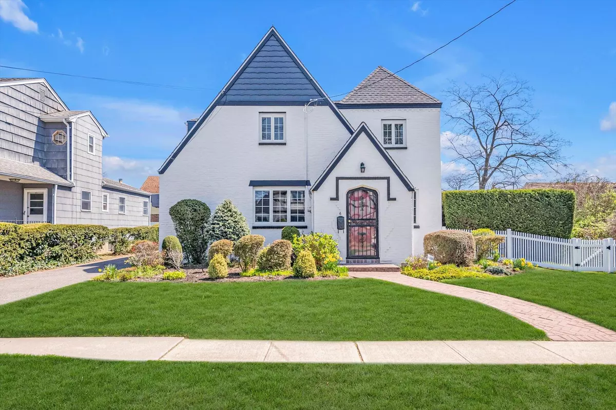 East Rockaway, NY 11518,6 Howland RD