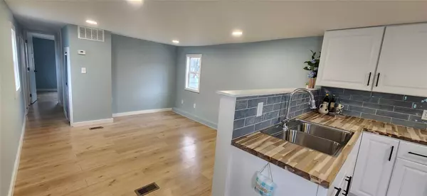 Poughkeepsie, NY 12601,33 Debra Ct