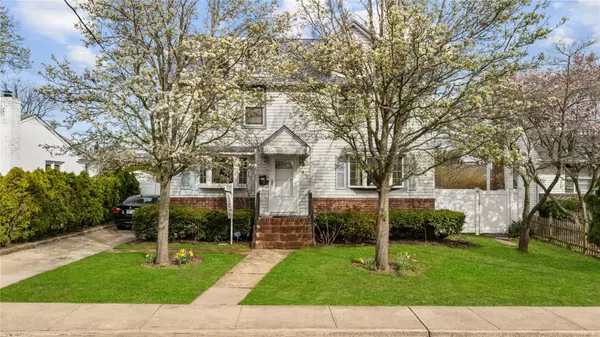 37 Oceanview AVE, Valley Stream, NY 11581