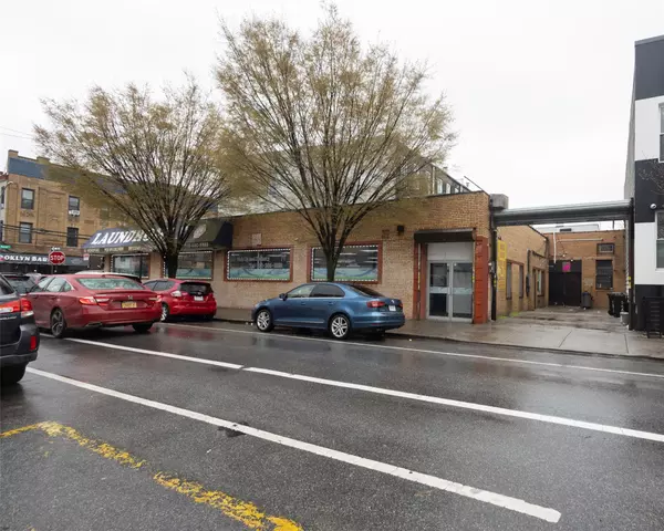Ridgewood, NY 11385,877-879-881-883-885 Wyckoff Ave
