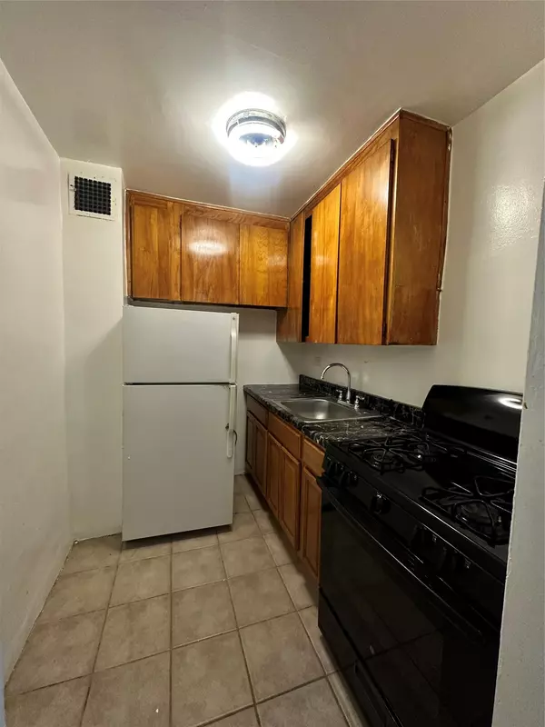 Elmhurst, NY 11373,83-30 Vietor AVE #431