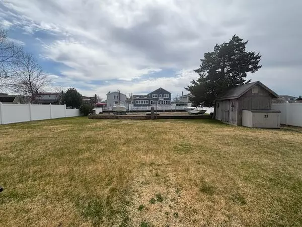 Lindenhurst, NY 11757,41 W Santa Barbara RD
