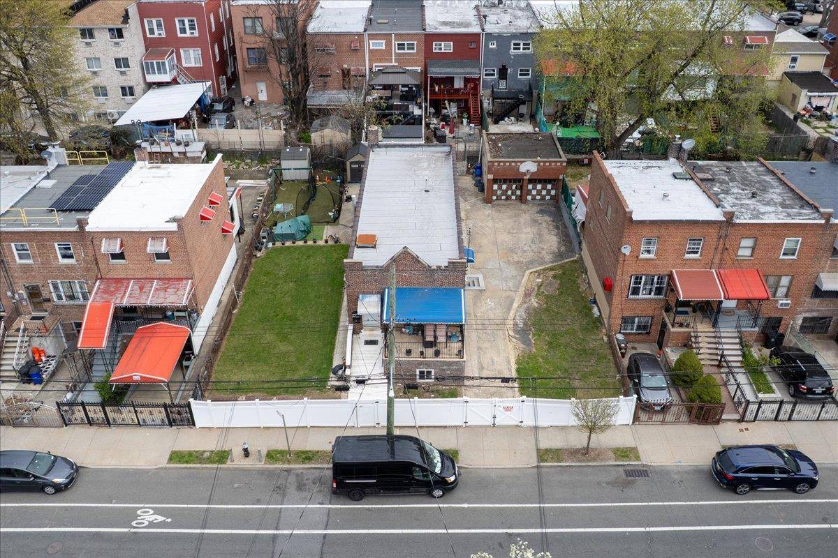 Bronx, NY 10469,1021 E 213th ST