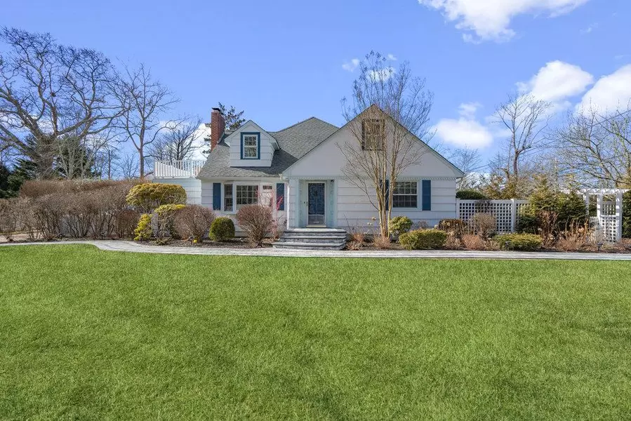 2 Livingston RD, Bellport Village, NY 11713