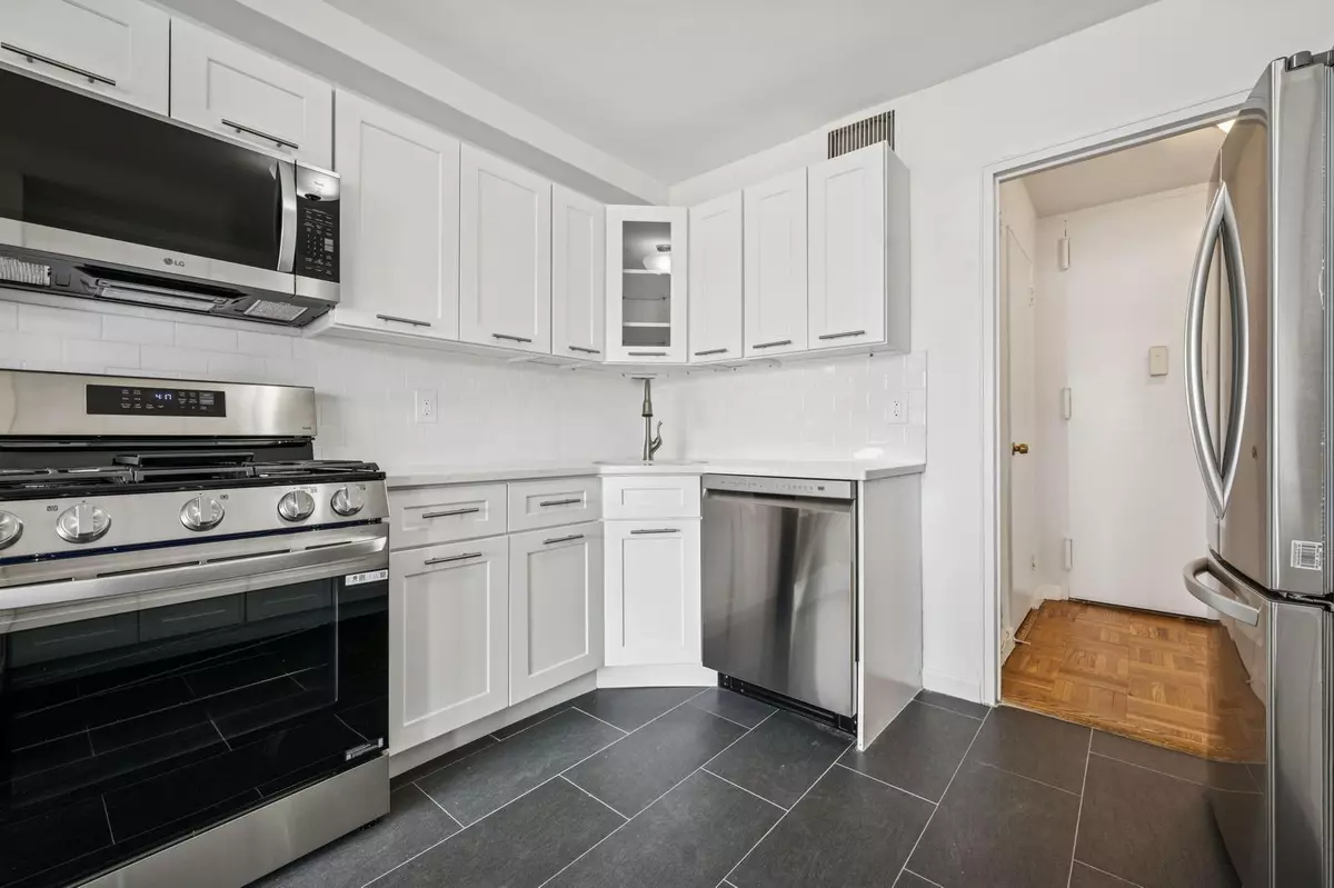 Beechhurst, NY 11357,166-25 Powells Cove BLVD #8J