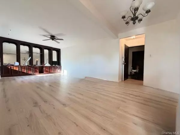 Bayside, NY 11364,75-08 Bell BLVD #2J
