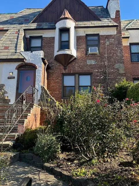 33 Dartmouth ST, Valley Stream, NY 11581