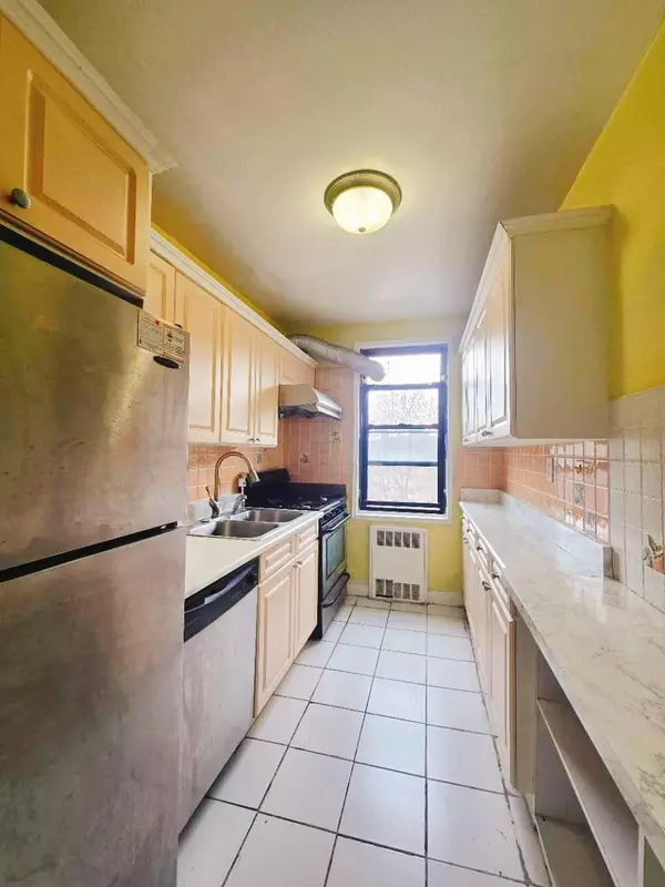 Kew Garden Hills, NY 11367,150-10 71st AVE #5L