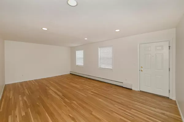 Bethpage, NY 11714,257 Hicksville RD #1N