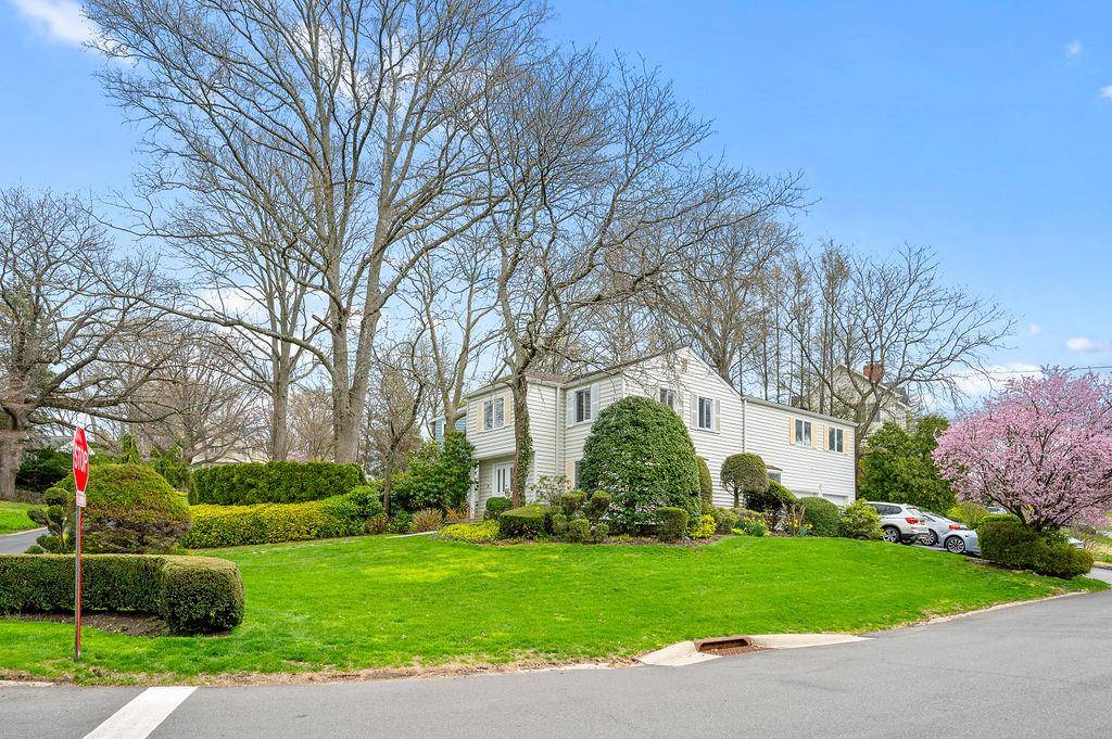 Great Neck, NY 11020,7 Robbins Lane
