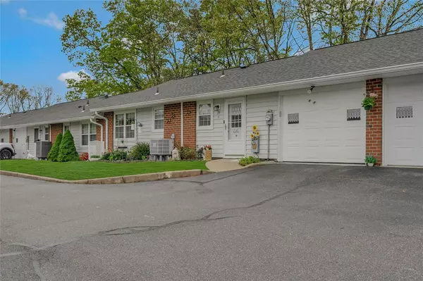 29 Trent CT #B, Ridge, NY 11961
