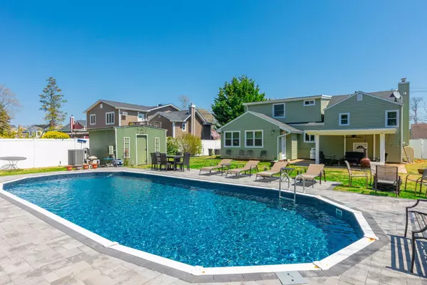 West Islip, NY 11795,120 Gladstone AVE