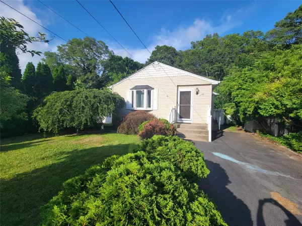 48 Forrest AVE, Shirley, NY 11967