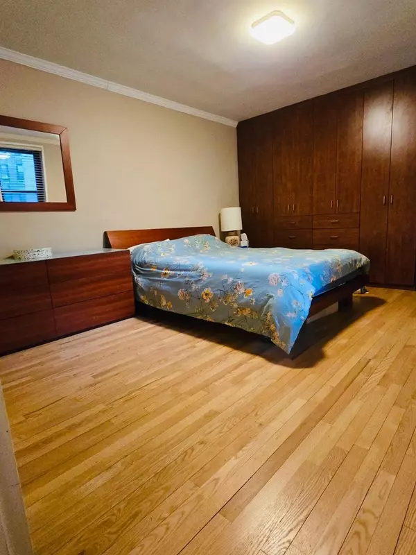 Briarwood, NY 11435,139-15 83rd AVE #209