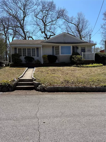 8 Dee place, Huntington Station, NY 11746