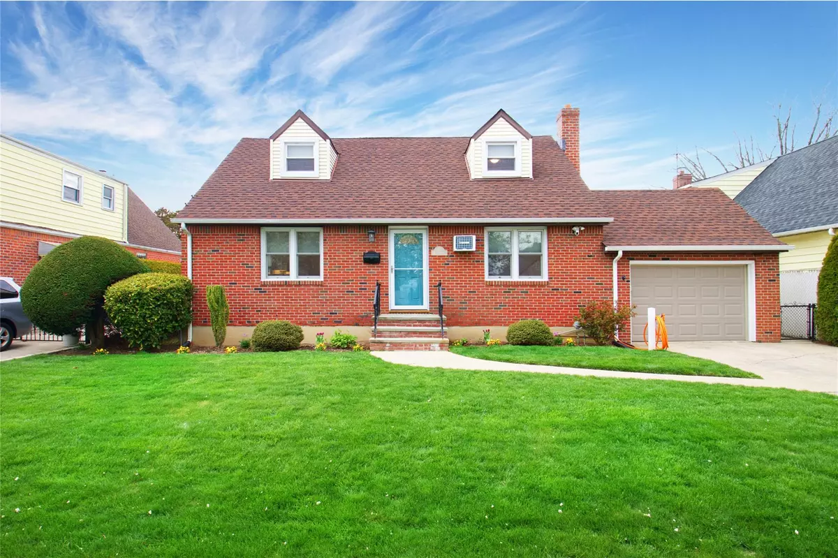 New Hyde Park, NY 11040,215 White AVE
