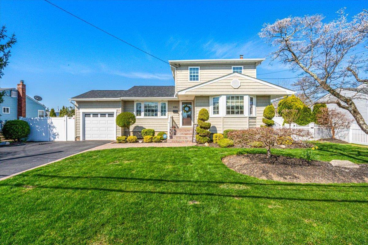 486 Grenadon LN, North Babylon, NY 11703
