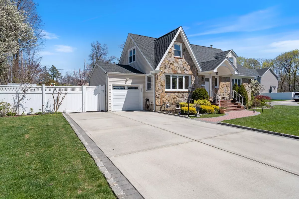 Westbury, NY 11590,200 Renison DR