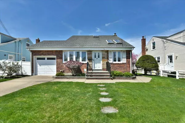 185 N 3rd ST, Bethpage, NY 11714