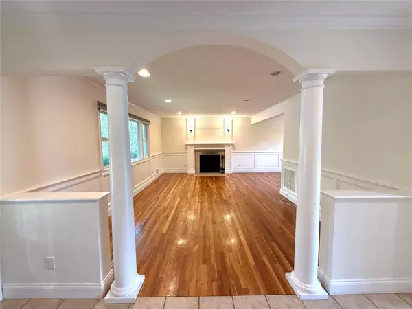 Port Washington, NY 11050,6 Cove LN