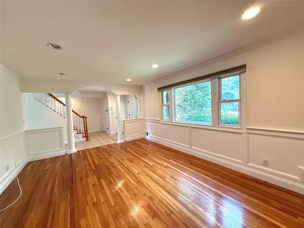 Port Washington, NY 11050,6 Cove LN