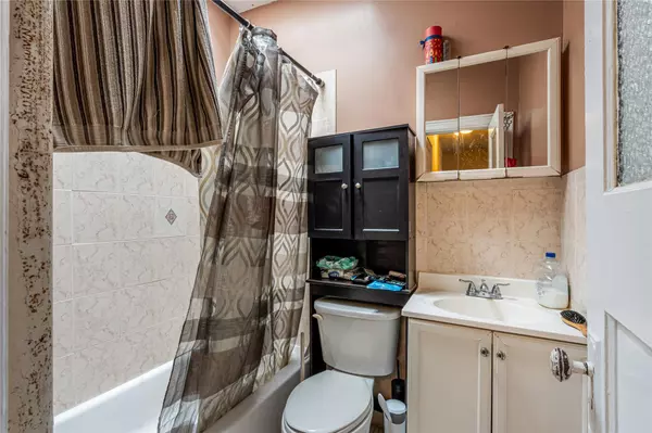 Astoria, NY 11105,1816 21st DR