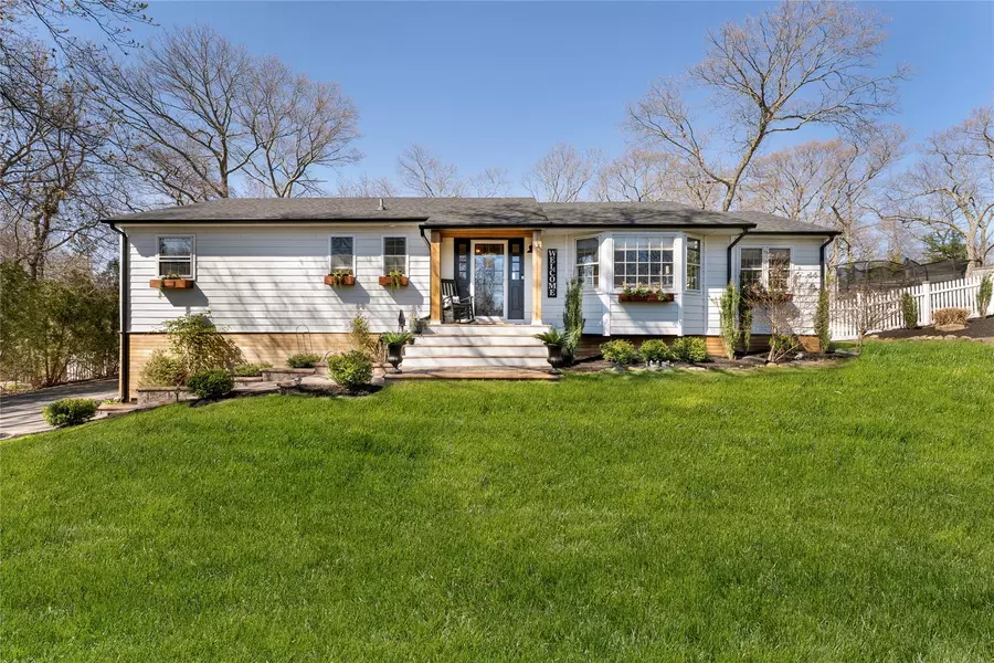 3 Russell DR, Wading River, NY 11792