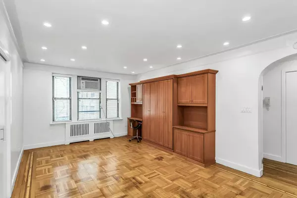 Kew Gardens, NY 11415,83-80 118 ST #3P